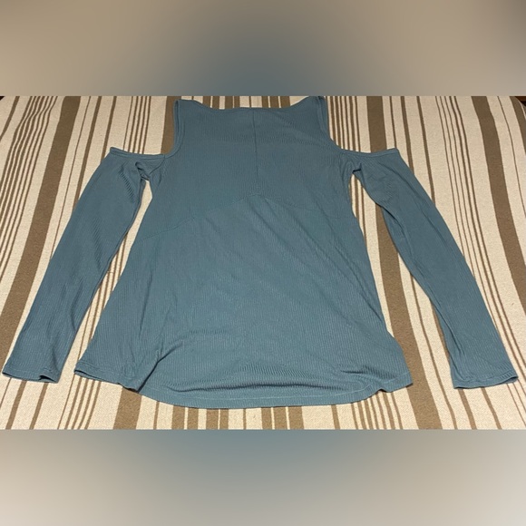 Aeropostale ribbed cold shoulder top - Picture 2 of 5